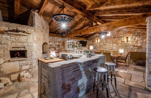Marcana Casa | Rustic stone holiday house with pool