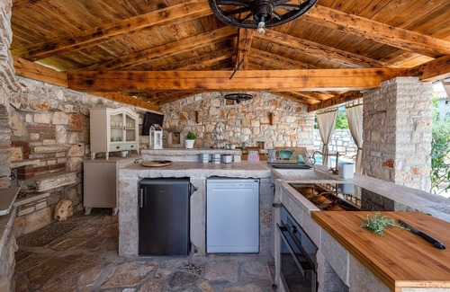 Marcana Casa | Rustic stone holiday house with pool