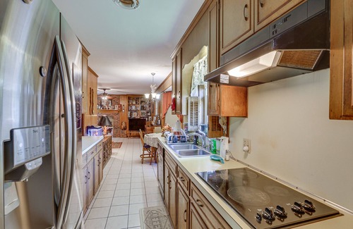 Thomasville Casa | Rustic Thomasville Home w/ Deck: 2 Mi to Downtown!