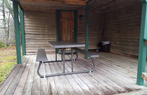 Cleveland Cabina | Rustic Tiny Cabin