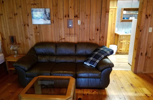 Cleveland Cabina | Rustic Tiny Cabin