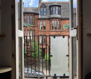North West Apartamento | Rustic Top Floor West End Pad With Balcony, Parking next to Byers Road, Aston Lane, Glasgow Uni