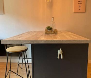 North West Apartamento | Rustic Top Floor West End Pad With Balcony, Parking next to Byers Road, Aston Lane, Glasgow Uni