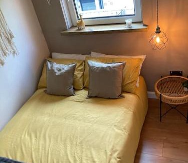North West Apartamento | Rustic Top Floor West End Pad With Balcony, Parking next to Byers Road, Aston Lane, Glasgow Uni