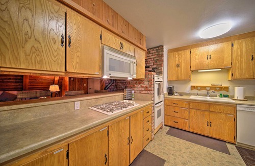 Trinity Center Cabaña | Rustic Trinity Center Cabin w/ Deck Near Fishing!