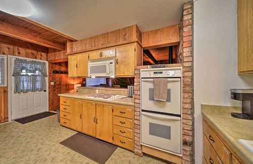 Trinity Center Cabaña | Rustic Trinity Center Cabin w/ Deck Near Fishing!