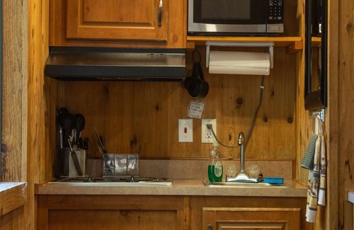 Garberville Cabina | Rustic vacation getaway