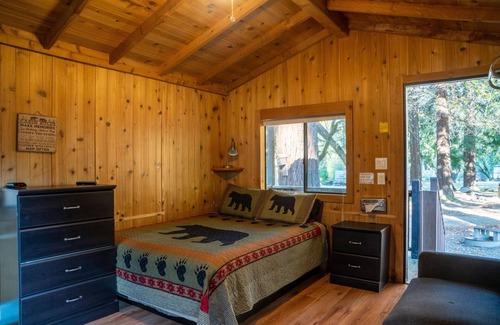 Garberville Cabina | Rustic vacation getaway