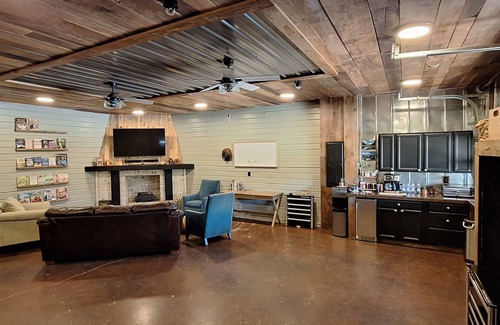 Denver Casa | Rustic Valley/ TN River-Kentucky Lake Retreat. Main house and Cottage !