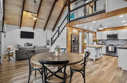 Denver Casa | Rustic Valley/ TN River-Kentucky Lake Retreat. Main house and Cottage !