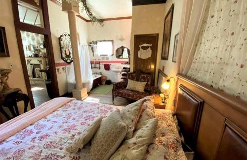Marble Falls Casa | Rustic Victorian-Style Cottage Rental with Clawfoot Bathtub on Hamilton Creek, Texas