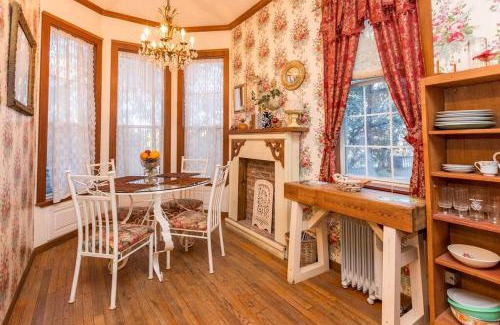 Marble Falls Casa | Rustic Victorian-Style Cottage Rental with Clawfoot Bathtub on Hamilton Creek, Texas