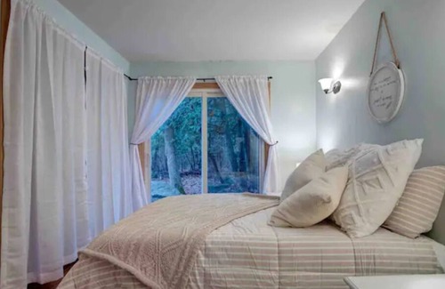 Selwyn Casa | Rustic Waterfront Country Home near Lake Chemong