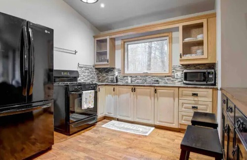 Selwyn Casa | Rustic Waterfront Country Home near Lake Chemong