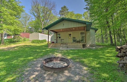 Mio Casa | Rustic Wooded Retreat with Fire Pit, Near Trails!