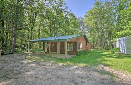 Mio Casa | Rustic Wooded Retreat with Fire Pit, Near Trails!