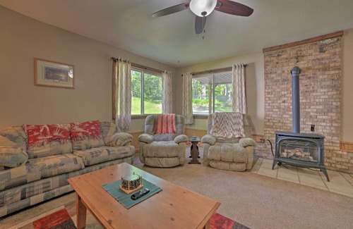 Mio Casa | Rustic Wooded Retreat with Fire Pit, Near Trails!