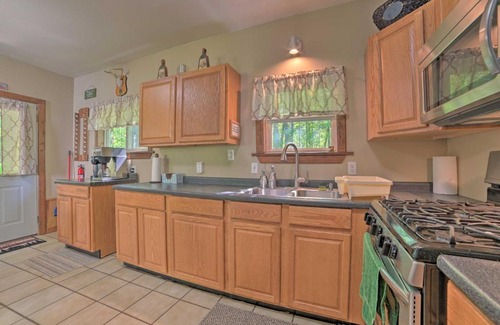Mio Casa | Rustic Wooded Retreat with Fire Pit, Near Trails!
