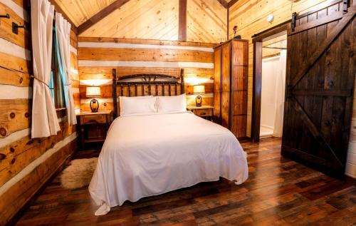 Allegheny Mountains Casa | Rustic Wooden Cabin with Hot-tub in Riverton, West Virginia