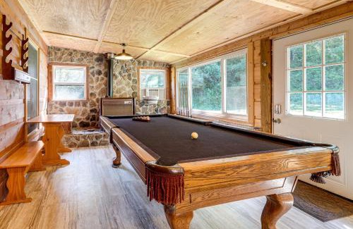 Palestine Casa | Rustic, Woodsy Cabin in Palestine with Pool Table!