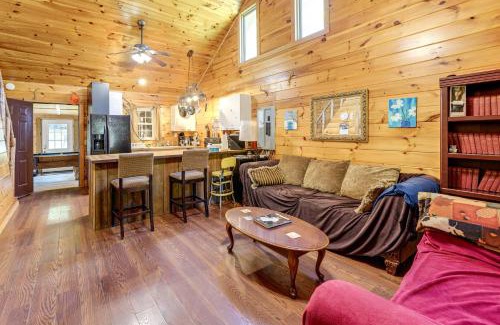Palestine Casa | Rustic, Woodsy Cabin in Palestine with Pool Table!