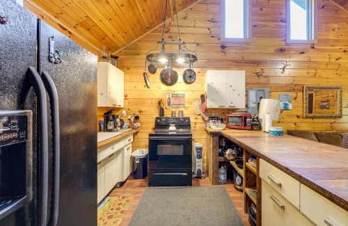 Palestine Casa | Rustic, Woodsy Cabin in Palestine with Pool Table!