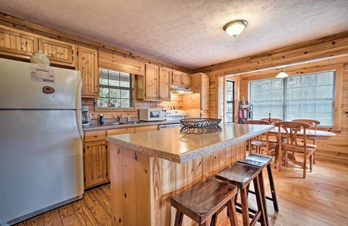 Young Harris Cabina | Rustic Young Harris Cabin w/ Fire Pit & Views