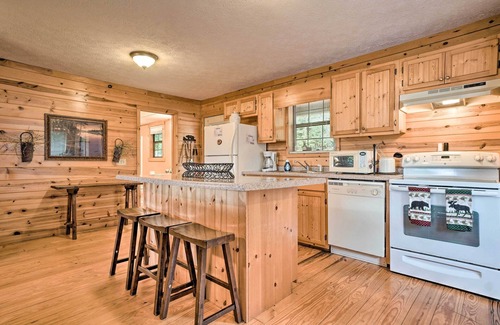 Young Harris Cabina | Rustic Young Harris Cabin w/ Fire Pit & Views