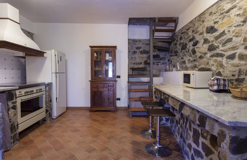 Licciana Nardi Villa | Casa rústica con jardín y piscina en una zona montañosa