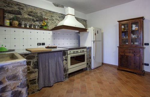 Licciana Nardi Villa | Casa rústica con jardín y piscina en una zona montañosa