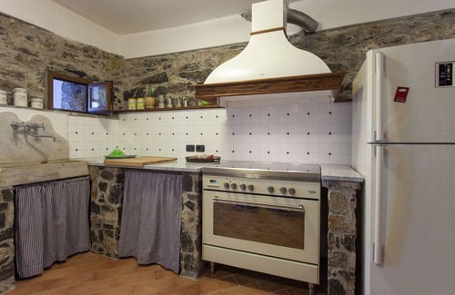 Licciana Nardi Villa | Casa rústica con jardín y piscina en una zona montañosa