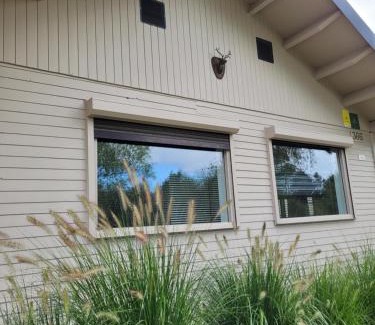 Geel Chalet De Esquí | Rustig gelegen chalet Kapeki met tuin aan het water