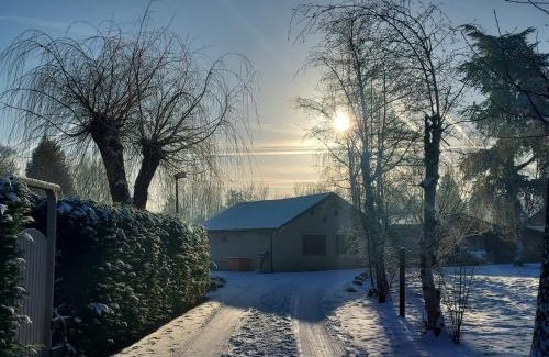 Geel Chalet De Esquí | Rustig gelegen chalet Kapeki met tuin aan het water