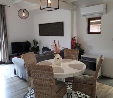 Geel Chalet De Esquí | Rustig gelegen chalet Kapeki met tuin aan het water