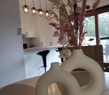 Geel Chalet De Esquí | Rustig gelegen chalet Kapeki met tuin aan het water