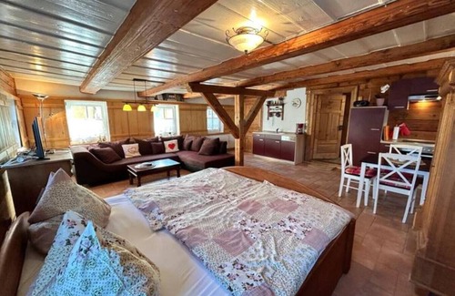 Grossschoenau Apartamento | Rustikales Studio-apartment Blockstube im FH Selma