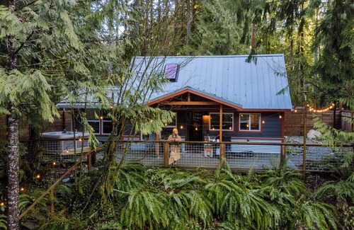 Verlot Cabina | Rusty Bridge River Lodge - Hot tub - Fireplace - Firepit