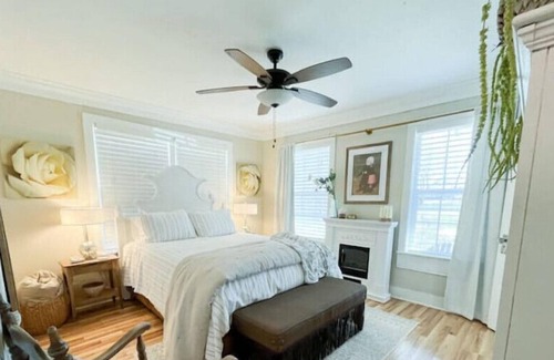 Stephenville Casa | Rusty Rose Farmhouse on 1/2 acre Near Tarleton