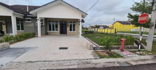 Kota Tinggi Casa | RuzZana Signature Stay Semi-D Corner Lot-BBQ,Wifi,6-8pack