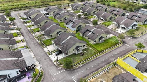 Kota Tinggi Casa | RuzZana Signature Stay Semi-D Corner Lot-BBQ,Wifi,6-8pack