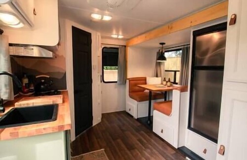Tyendinaga Mohawk Territory Casa | RV Glamping w/ Cowboy Tub, Lawn Games & Firepit
