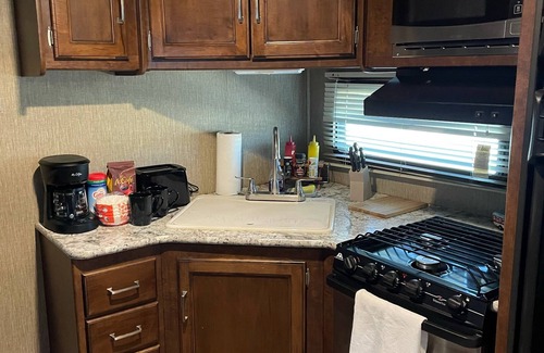 Fortuna Foothills Casa | RV in foothills located near stores. Smoking area with fire pit provided.