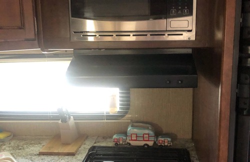 Fortuna Foothills Casa | RV in foothills located near stores. Smoking area with fire pit provided.