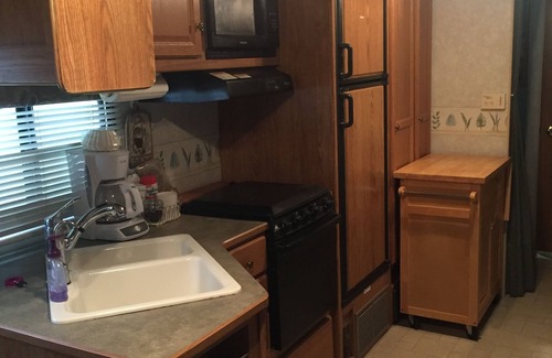 Buchanan Dam Casa | RV w / hermosa propiedad piscina de invitados. Acceso al lago. Duerme 4-5!