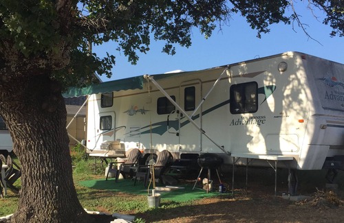 Buchanan Dam Casa | RV w / hermosa propiedad piscina de invitados. Acceso al lago. Duerme 4-5!