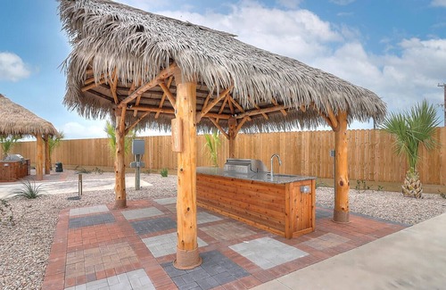 Port Aransas Alquiler De RV | RV Park with Community Pool, Dog Park, Laundry Room, Walking Paths