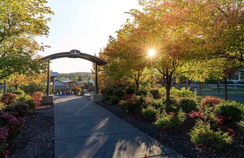 Southwest Bend Alquiler De RV | RV Parking in Bend, near Mt Bachelor and amenities