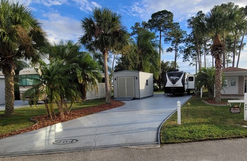 The Great Outdoors Complejo | RV Site for Rent at The Great Outdoors Resort backed up to the 14th green