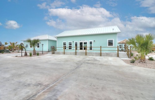 Port Aransas Alquiler De RV | RV Site Only! Community Pool, In Town, Dog Park, Fishing, Wifi, Laundry Room