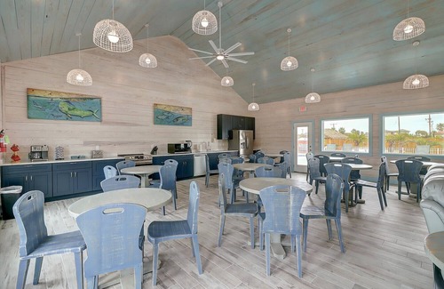 Port Aransas Alquiler De RV | RV Site Only! Pool, In Town, Dog Park, Fishing, Wifi, Laundry Room